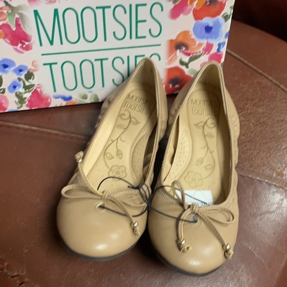 Mootsies Tootsies W 6.5  Sand Flats new with Box - Picture 2 of 6